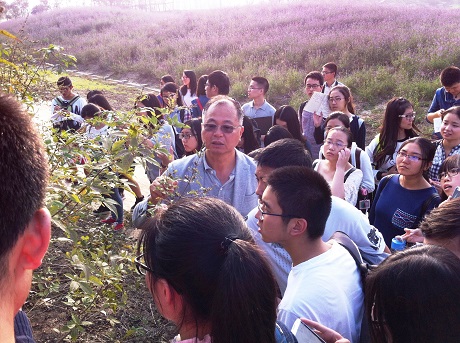 12周园长指导宿根芳香植物培育.JPG